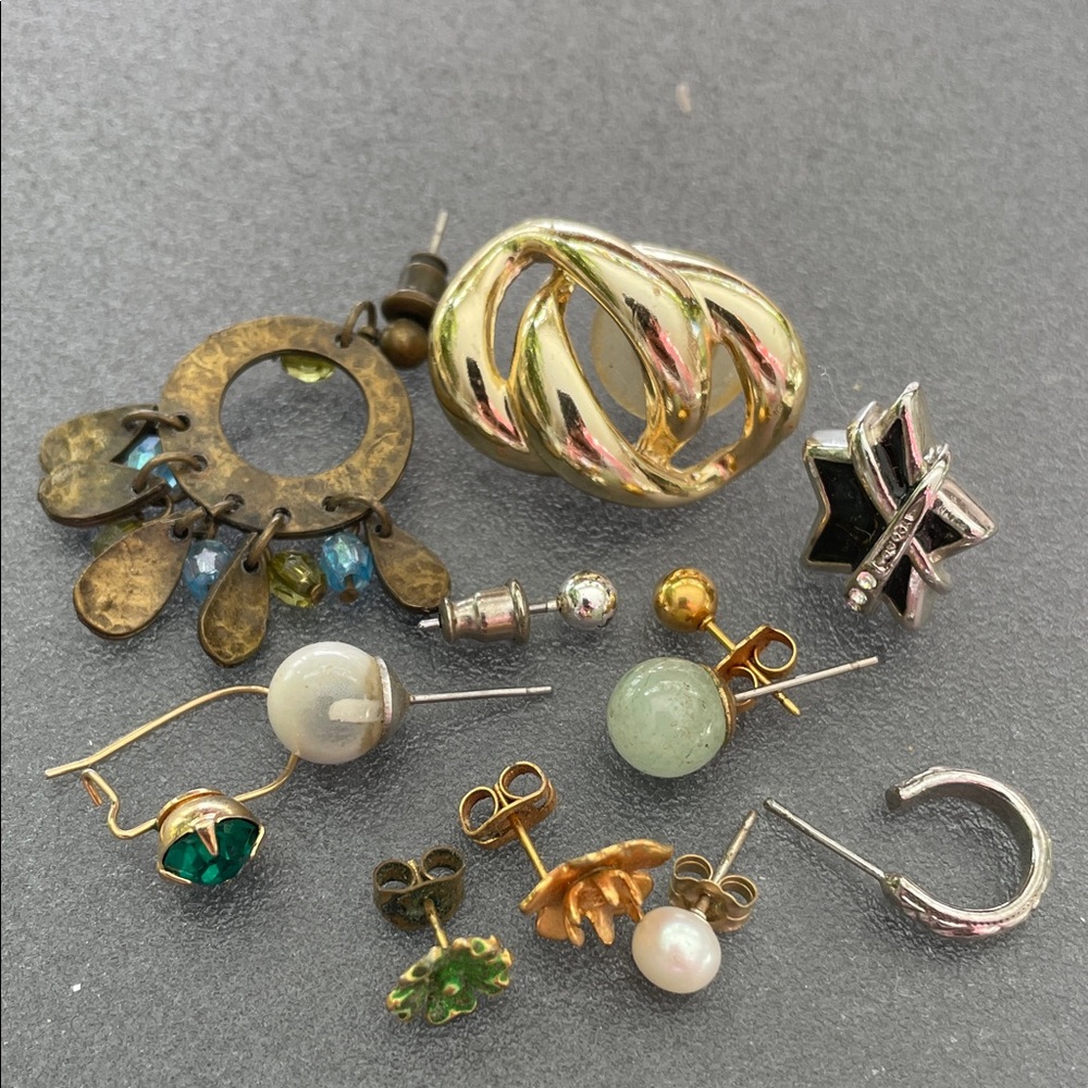 Single Gold and Silver Mixed metal Earrings. VTG. One of a kind.